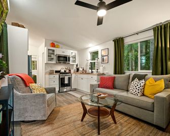 Tranquil, Creekside Cabin in the Forest of Sequim, Washington, Perfect for a Glamping Getaway from Seattle - Sequim - Living room