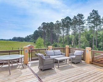 7 Mi to Downtown Fitzgerald: Spacious Home w/ Deck - Fitzgerald - Balcony