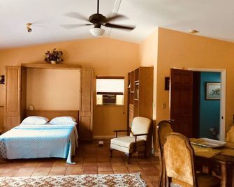 Rural Cottage at Starr Lake - Sleeps 4 - Lake Wales - Bedroom
