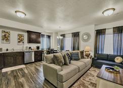Private Luxury Apt Fast Wifi 4k Hdtv Hill Afb - Clearfield - Living room