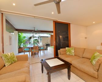 Seascape Holidays - 8 Surya - Port Douglas - Living room