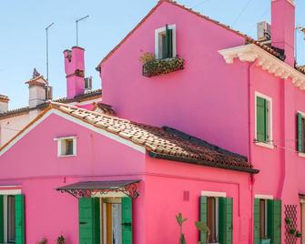 NIght Gallery: Art-Filled, Burano Waterfront Cottage, Great View, Venice 45 mn. - Venecia - Edificio