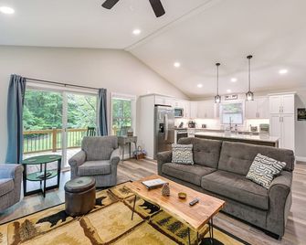 Creekside Cabin in Franklin about 8 Mi to Downtown! - Franklin - Obývací pokoj
