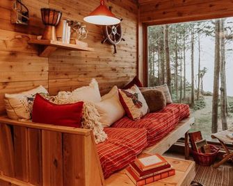 Perch small · Treehouse-Eagles Perch over the water - Port Angeles - Living room