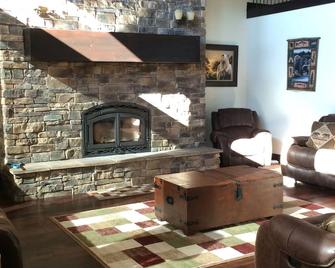 Spacious and beautiful 5400 sq. ft. cabin located near Palisade State Park. - Sterling - Living room