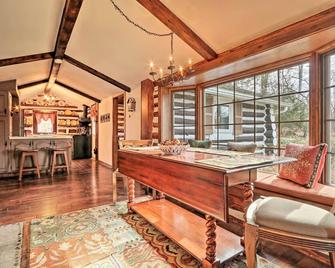 Macungie Cabin with Fireplace Near Bear Creek Skiing - Macungie - Dining room