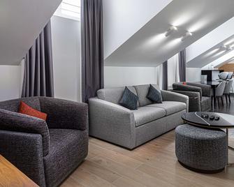 ذا بازيليان مينسك، كوريو كوليكشن باي هيلتون - مينسك - غرفة معيشة