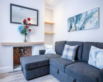 Fleet Street - 2 Bedroom Holiday Home - Swansea - Swansea - Living room