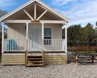 Maple Oak -Beautiful New Tiny Cottage - Perfect Family Getaway - Aransas Pass - Building