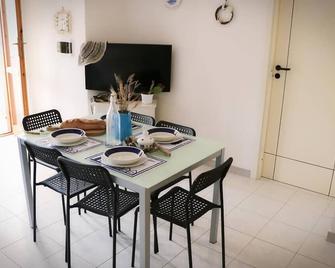 Le Case Del Vento - Appartamento Levante - Torre Canne - Salle à manger