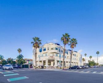 Park Blvd Paradise 302 - ADA compliant with a Spa - San Diego - Building