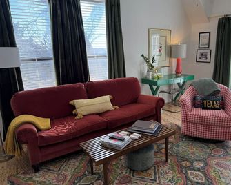 Comfy 2bedroom/1 bath apt, with a pool, large patio, near downtown Weatherford. - 웨더포드 - 거실