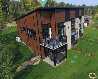 Chalet with fireplace and mountain spa, golf view - Saint-Jean-de-Matha - Будівля