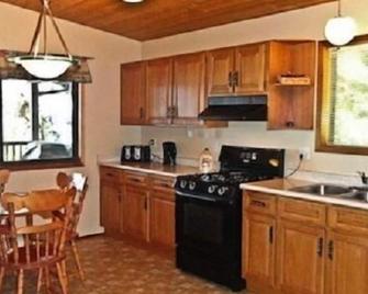 Paradise on Your Doorstep--Gateway to Mid-Island Attractions - Qualicum Beach - Kitchen