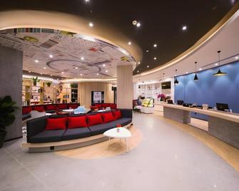 ibis Guangzhou Yuexiu Park Metro Station Hotel - Guangzhou - Front desk