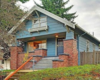 Cozy Private Suite near U-District + Free Parking & fast Internet - Seattle - Building