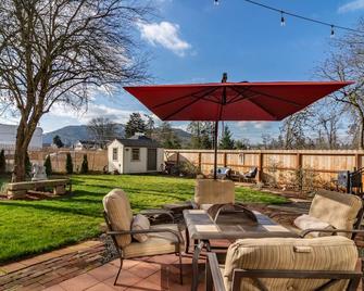 Historical John Rast House Circa 1875 - Roseburg - Patio