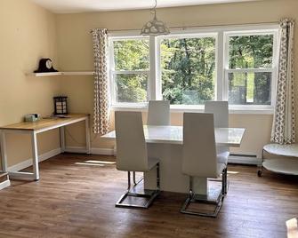 Cozy 3-bed 1.5 baths 1 mile from UConn campus. WiFi AC Patio Kitchen Dining room - Storrs - Dining room