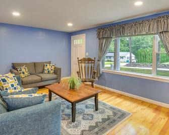 Dog-Friendly Fitchburg Vacation Rental, Hike and Ski - Fitchburg - Living room