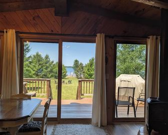 Sunset Beach Cabin on clear 2500-acre Shell Lake in Shell Lake, Wisconsin. - Shell Lake - Balcón