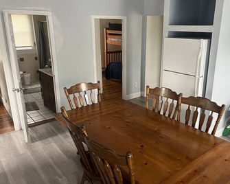 Lovely 4- Bedroom apartment for rent - New Bedford - Dining room