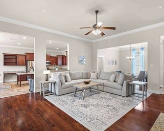 4 Bedroom Family Home in Lake Charles La - Lake Charles - Living room