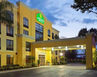 Comfort Inn & Suites Tampa North I-75 - Tampa - Rakennus