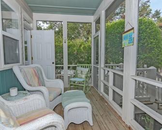 Cottage located in the middle of the island and amenities. Screened in porch and open concept living - Bald Head Island - Balcony