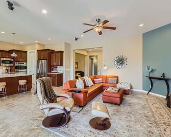 The Good Life + Putting Green + Spool - Goodyear - Living room