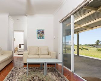 Amhurst - Port Fairy - Living room