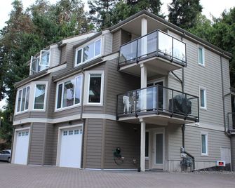 Tanglewood 18 is Ocean level steps from the beach and Rathtrevor Prov Park - Parksville - Rakennus