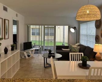 300B - West Boca 1 Bed/1Bath - No stairs - washer and dryer - enclosed patio - Boca de Ratones - Sala de estar