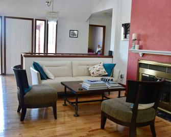 Amazing Niagara Wine Country Cottage 3 Bdrm, 3 bath, Lake/TO Skyline - Grimsby - Living room