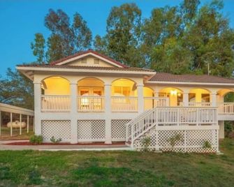 Country Sunset Farmhouse - Auburn - Building