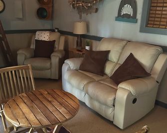 Cotee River Mancave studio with AC in Port Richey - Port Richey - Wohnzimmer