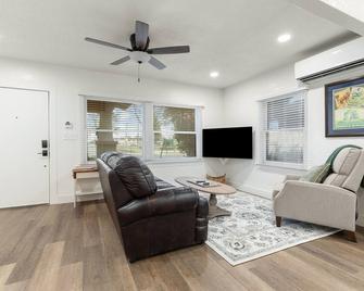 Beautiful one bedroom home perfect for traveling professionals, walking distance to Kaweah Health. - Visalia - Living room