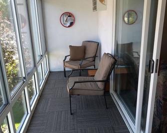 Edgewater Condo, central location, beach,\n dock, indoor & outdoor pools, sauna. - Detroit Lakes - Balcony