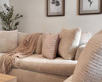 Cozy Central Downtown 2BD Unit Close to Elm & 93 - Manchester - Living room