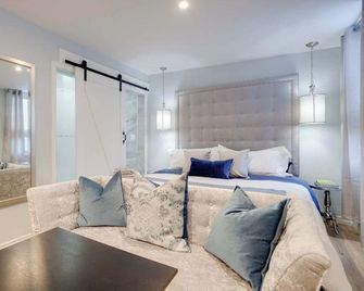 Casa Queen Hotel Leslieville Stylish Suite w Patio - Toronto