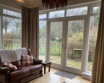 Spacious two bedroom single storey self catering accommodation. Rural setting. - Kinross - Living room