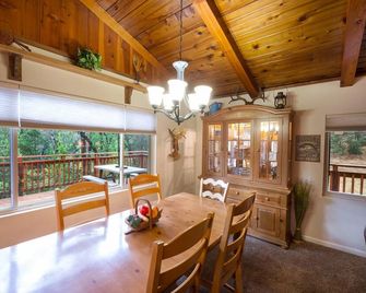 Sierra Springs - Oakhurst - Essbereich