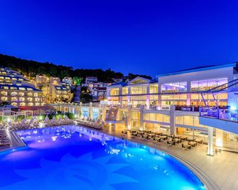 Orka Sunlife Resort Hotel and Aquapark - אולודניז - בריכה