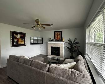 Capital PrimeTime - 6 Miles from Madison w/ fireplace - Sun Prairie - Sala de estar