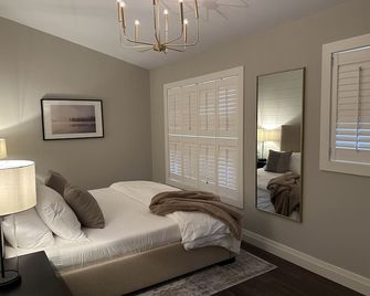 Cozy, stylish 4-season chalet with private beach access and walk to skiing! - Huntsville - Bedroom