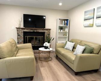 Fabulous 1-bedroom house in British Columbia, Canada - Surrey - Living room