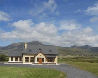 Bright, Modern House on the Dingle Peninsula. Wifi Available. - Dingle - Building