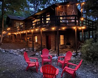 This 2000 sq ft cabin is the perfect retreat! - McGaheysville - Patio