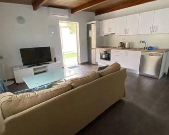 2 Bedroom Country House Near Fataga & Maspalomas - Artenara - Sala de estar
