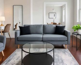 Cozy 3BR with Contemporary Vibe - Chicago - Living room