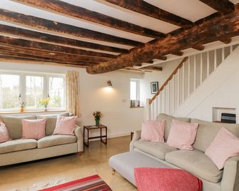 High Cogges Farm Holiday Cottages - Witney - Living room